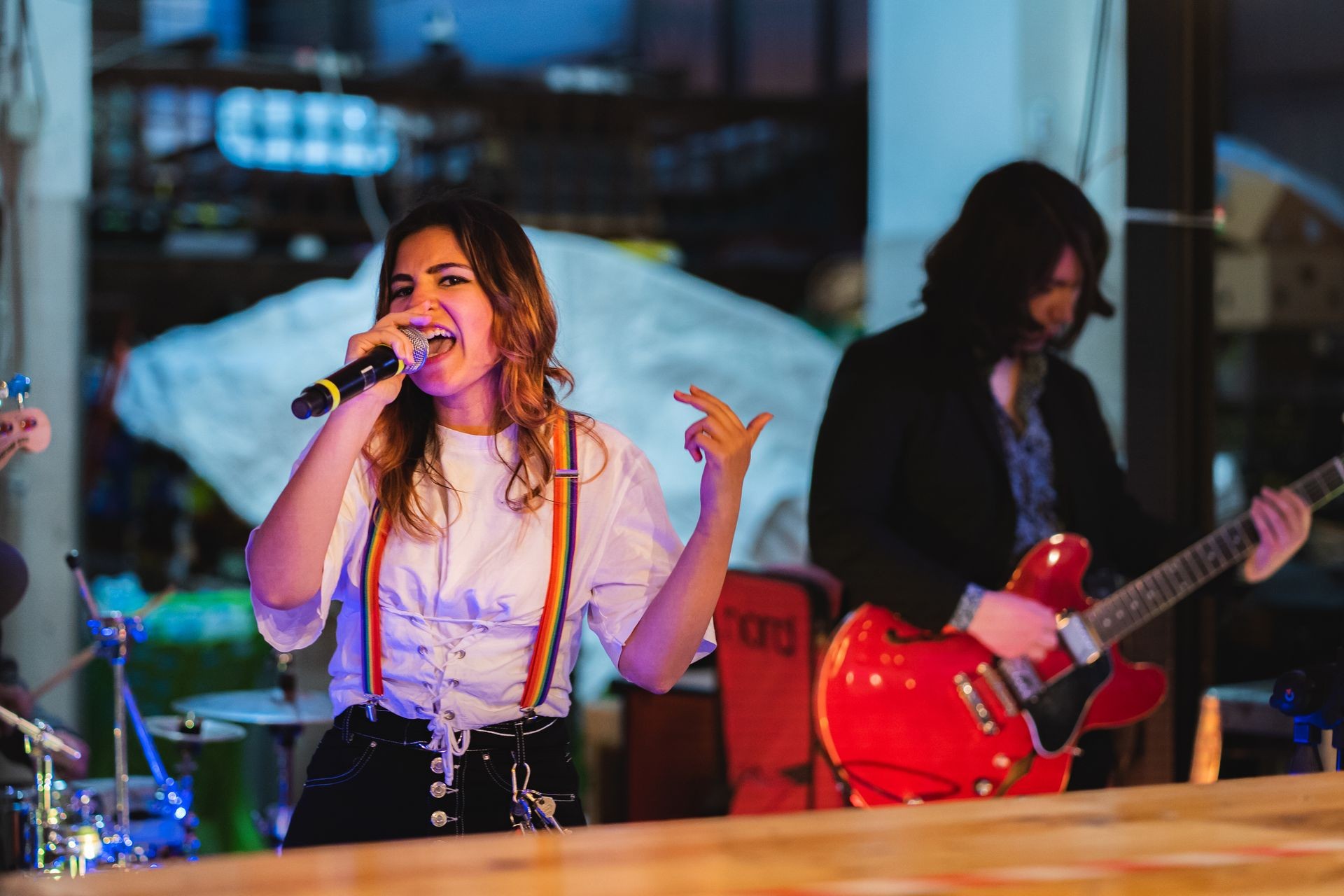 La poetessa performativa Olympia performa in un queer poetry slam a tema LGBT+